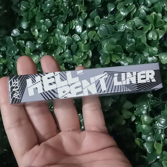 Hell-Bent Waterproof Black Liquid Eyeliner - Picture 5 of 7